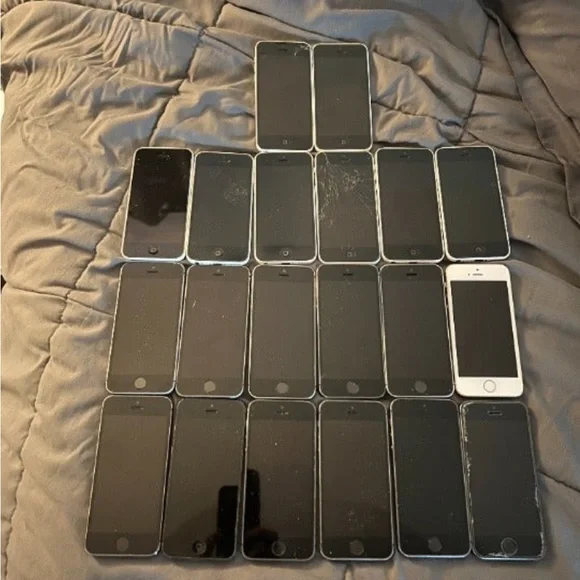 HUGE LOT OF 20 Apple iPhones (For Parts, Untested)
